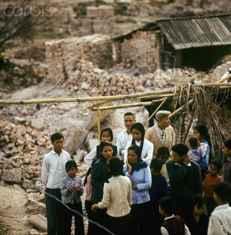 Hà Nội năm 1973. Một nhóm người dân Việt Nam trên đống đổ nát dài bất tận tại khu phố Khâm Thiên, từng bị bom Mỹ cày nát trong trận Điện Biên Phủ trên không tháng 12/1972. Ảnh. Corbis.